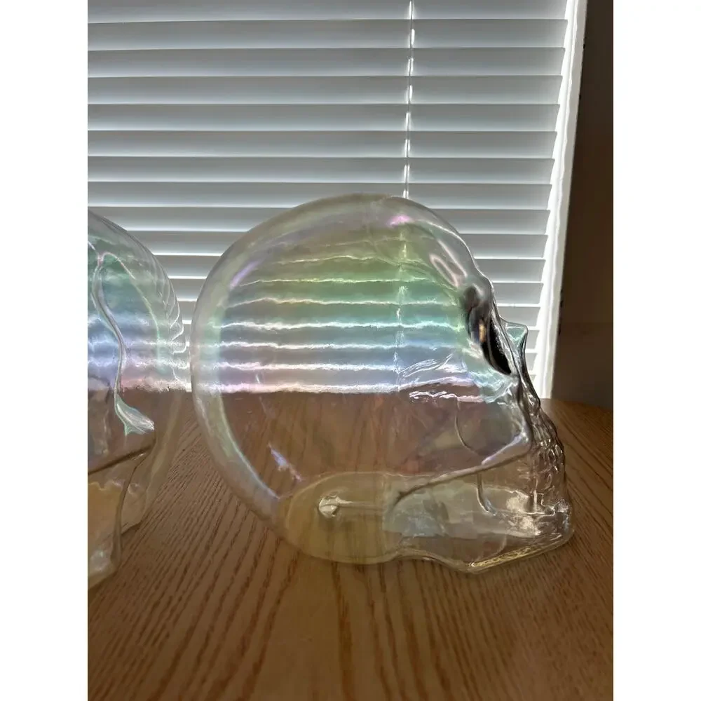 New 2 Hyde & Eek Halloween 👻 Plastic Skulls 💀 Clear iridescent Size 6”x7.5”